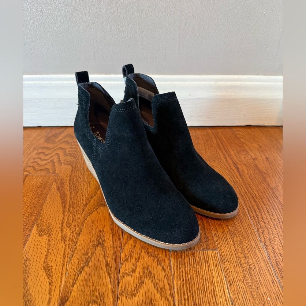 Tom’s Women’s Kallie Black Suede Ankle Booties - Picture 2 of 11